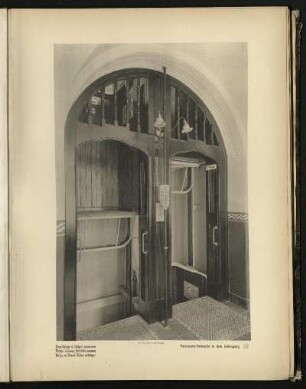 Paternoster-Fahrstuhl in dem Seitengang.