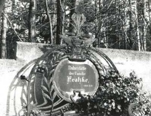 Wandgrabmal der Familie Fratzke : Wandgrabmal der Familie Fratzke. Schmiedeeisen (um 1905). Inschrifttafel und Bekrönung. Dresden-Neustadt, Albertstadt, Nordfriedhof (Garnisonsfriedhof)