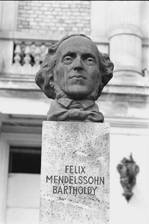 Büstendenkmal für Felix Mendelssohn-Bartholdy : Büstendenkmal für Felix Mendelssohn-Bartholdy. Bonze, Stein (1947; W. Arnold). Leipzig, Vorplatz des Gewandhauses