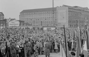 Menschen bei einer Demonstration auf dem Karl-Marx-Platz