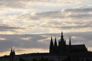 Hradschin in Prag : Die Silhouette des Prager Hradschin und des St. Veits Domes vor dem Abendhimmel, aufgenommen 2008