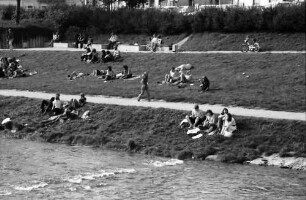 Freiburg: Lagernde an der Dreisam, von der Lessingstraße