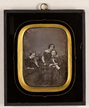 Elisabeth Hertz (geb. 1837, verh. mit Dr. Hotte), Lulu Wilm (geb. 1837, verh. mit Herrn Totenhaupt), Emma Hertz (geb. 1835, verh. mit Dr. Bartels) (v.l.n.r.), 13. März 1853
