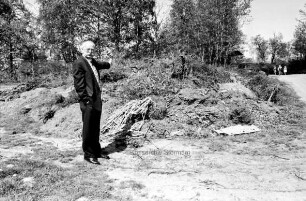 Müllkippe (illegal) mit Gartenabfällen: Ortsbeiratsvorsitzender Willi Stüven