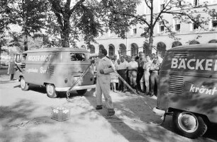 Kraftdemonstration des Kraftsportlers Max Hartmann auf dem Schloßplatz.