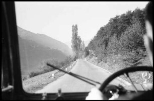 Landeck: im Inntal, Straße bei Landeck, Hintergrund Pappel