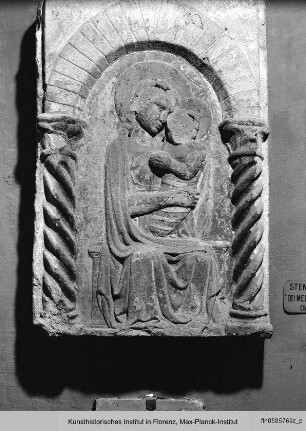 Unter einer Arkade thronende Madonna mit Kind