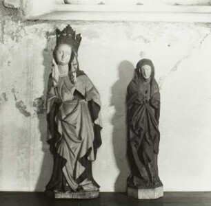 Zwei Schnitzfiguren - eine davon möglicherweise Maria?