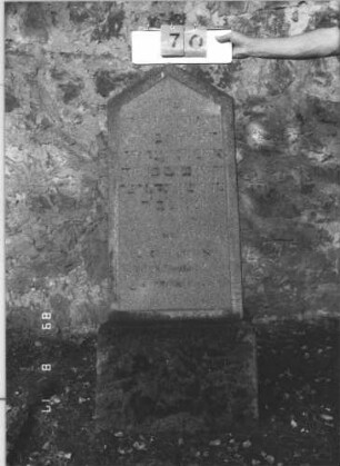 Grabstein 70 (Index: 100105849) Material: polierter Granit Zustand: sehr gut Maße HxBxT: 132x52x26 cm Beschreibung: Stele auf Sockel, erhabenes Schriftfeld Steinmetz: Wagner: Grabstein 70