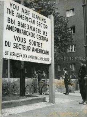 Errichtung der Betonmauer an der Sektorengrenze auf der Mengerzeile zwischen Neukölln (West-Berlin) Treptow (Ost-Berlin)