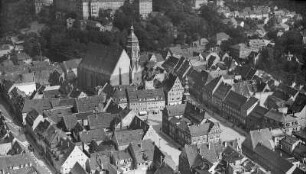 Pirna. Östlicher Teil der Altstadt mit Rathaus und Marienkirche gegen den Sonnenstein. Luftbild-Schrägaufnahme von Nordwesten