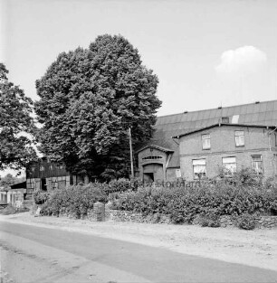 Dorfstraße: Bauerngehöft mit Vorgarten: links Bäume