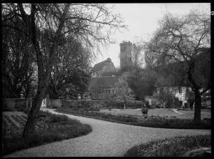 Bödigheim Schloss Ansicht von Südwesten mit Blick auf die Burgruine (1286 erbaut, 1618-1648 zerstört) und Bergfried