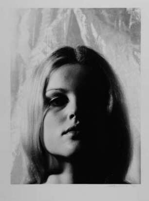 Porträt einer jungen Frau. Fotografie; 50,1 x 35,1 cm Blattgröße, 39,4 x 29,1 cm Bildgröße. 1976