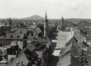 Görlitz, Innenstadt mit Klosterplatz (Gymnasium Augusteum), Frauenturm und Obermarkt (Dreifaltigkeitskirche und Reichenbacher Turm). Blick vom Rathausturm nach Südwesten gegen Landeskrone (419,4 m)