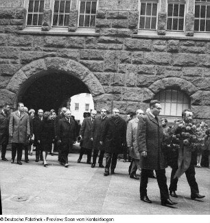 Georgische Kulturtage?, Delegation in der Gedenkstätte im Georg-Schumann-Bau der Technischen Hochschule