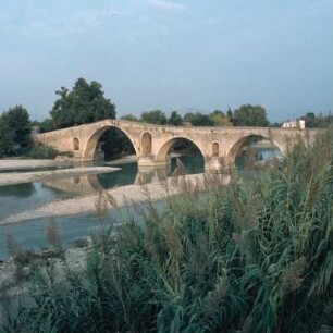 Arta. Brücke über den Arachthos. Bau der Türkenzeit, 1603, aber antike und byzantinische Spolien