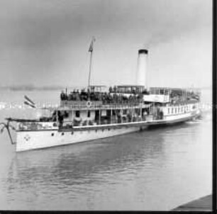 Ankunft eines Umsiedlerschiffes in Semlin bei Belgrad