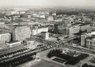 Warschau. Blick vom Palast der Kultur und Wissenschaft nach Ostsüdosten. Im Vordergrund Kreuzung Marszalkowska - Jerozlimskieallee. Im Hintergrund die Weichsel