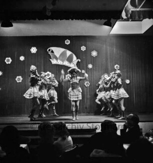 Karneval: Hotel Oldesloer Hof, Saal: Prunksitzung: Veranstalter Oldesloer Männerchor von 1844, Oldesloer Singakademie von 1946: Bühne: Auftritt der Mädchengarde mit Tanzmariechen Ursula Vüllers: im Vordergrund Zuschauer