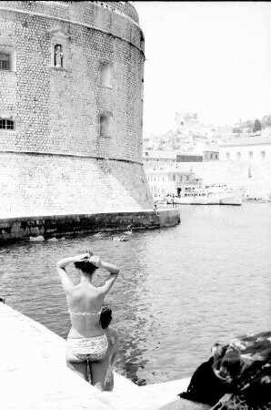 Dubrovnik: Mädchen im Bikini, von hinten, am Kai