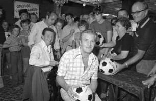 Autogrammstunde der ehemaligen Fußball-Nationalspieler Fritz und Ottmar Walter bei der Firma Elektro-Teutsch
