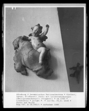 Putti mit Leidenswerkzeugen (Reliquienschrein?) — Putto auf Wolke