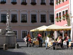 Touristen vor dem Rathaus am Untermarkt