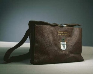 Militärische Handtasche mit Goldprägung "Marlene Dietrich U.S.O. Camp Shows" (Materialtitel)