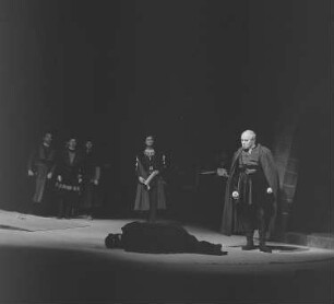 Szenenbilder aus dem Drama "Die Verschwörung des Fiesco zu Genua" von Friedrich Schiller im Theater am Schiffbauerdamm Berlin : Szene mit Lothar Firmans als Verrina (rechts)