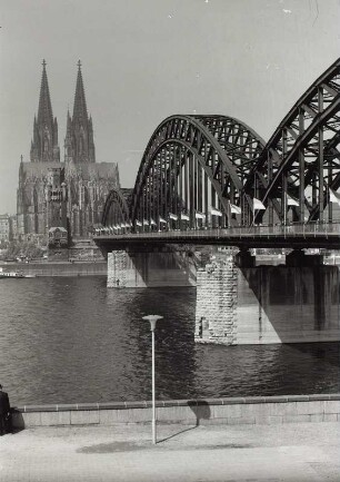 Köln, Hohenzollernbrücke über den Rhein, Blick vom rechten Ufer zum Dom
