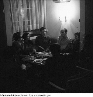 Geselliges Beisammen sitzen(in der Palucca-Schule?)