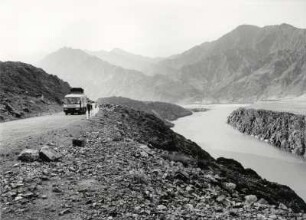 Der Karakorum-Highway führt immer am Indus entlang. Hier zwischen Besham und Chilas