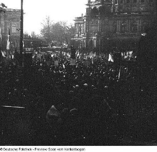 Dresden-Altstadt, Theaterplatz, Gedenkkundgebung anläßlich des 40. Jahrestages der Zerstörung Dresdens. Blick über Teilnehmer gegen Tribüne