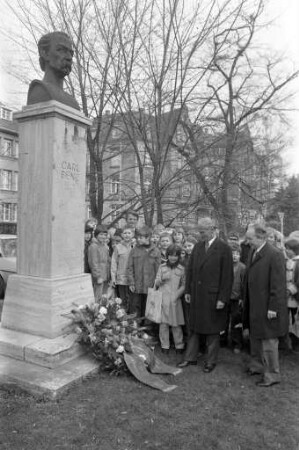Kranzniederlegung am Carl-Benz-Denkmal in der Beiertheimer Allee anlässlich des 50. Todestags von Carl Benz