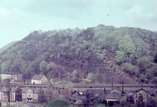 Freital-Hainsberg. Stadtteilansicht. Blick vom Kriegerdenkmal zur Steilwand des Backofen-Felsens