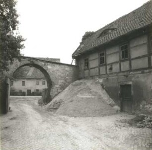 Dresden-Cossebaude, Hauptstraße 4. Dreiseithof. Wohnstallhaus (1839). Hofansicht mit Torbogen (1798)