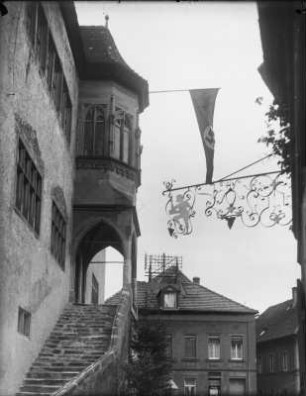 Dettelbach, Rathaus : Dettelbach. Treppenaufgang zum Rathaus, Gasthof (heute "Scharfes Eck") mit schmiedeeisernem Ausleger