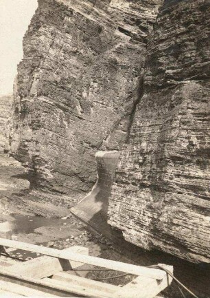 Helgoland. Westküste. Deutlich ist die Hohlkehle der Kliffküste ausgebildet