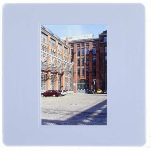 Berlin, AEG-Fabriken am Humboldthain : Innenhof mit Blick auf AEG Fabrik für Bahnmaterial