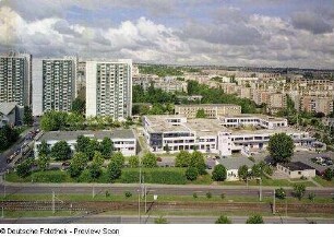 Blick vom Wohnhochhaus, Braunsdorfer Straße, über Julius-Vahlteich-Straße auf Wohngebiet