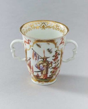 Doppelhenkeltasse verziert mit Gold-und Perlmuster