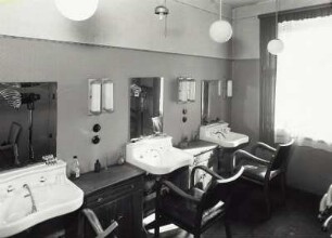 Damensalon : Roßwein, Brückenplatz 5. Wohnhaus mit Frisiersalon der PGH Olympia (ehem. Frisiersalon Oelsch). Damensalon