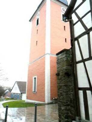 Evangelische Pfarrkirche-Kirchturm mit Schlitzscharten in den Mittelgeschossen von Nordosten (im Kern frühgotischer Chorturm mit Turmchor - 1892 überarbeitet)