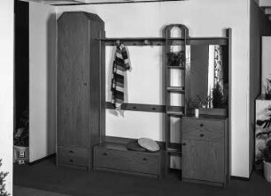 Garderobe : Leipzig. Leipziger Herbstmesse, 1986. Garderobe. Holz, folienbeschichtet, grün (VEB Wohnraummöbel Nordhausen)