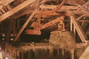 Fotografie: Ein- und Auslagerungstechnik, Greiferanlage, Heu