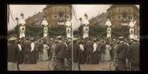 Publikum beobachtet zurückkehrende Truppen, Mainz
