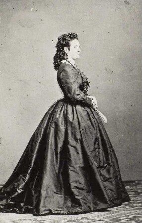 Porträt Anna Porth (nachgewiesen 1854-gestorben 1914; Schauspielerin). Albuminabzug auf Karton (Carte-de-visite mit Atelieraufdruck recto und verso)