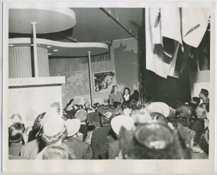 Marlene Dietrich (links), War Bond Selling Tour (Chicago, Juni 1942) (Archivtitel)