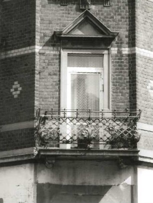 Dresden-Mickten, Naundorfer Straße 18/Ecke Hauptmannstraße. Wohnhaus (um 1900). Eckbalkon (1. Obergeschoß)